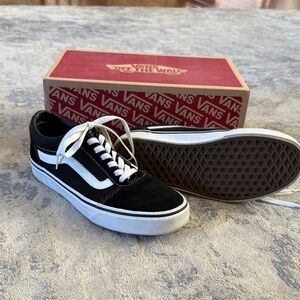 Vans Men's Black and White Sneakers